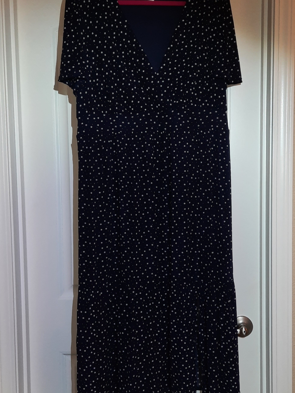 Siren Lily Navy with White Flowers V‑Neck Midi Dress